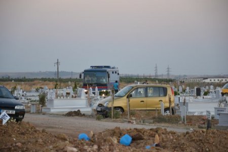 Ergenekon sanığı Yarbay Dönmez, oğlunun cenazesine katıldı (2)