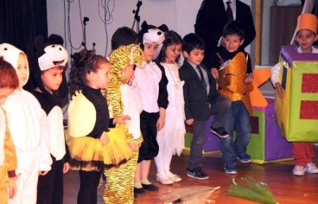 Ergin Koleji anasınıfı öğrencileri İngilizce gösteri sundu