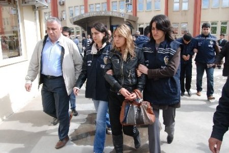 Erkek arkadaşına kocasını öldürttü, cesedi su kuyusuna attılar