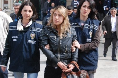 Erkek arkadaşına kocasını öldürttü, cesedi su kuyusuna attılar