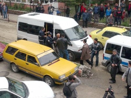 Erkek çocuğa cinsel istismar zanlılarına adliye önünde tekmeli saldırı