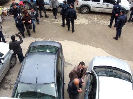 Erkek çocuğa cinsel istismar zanlılarına adliye önünde tekmeli saldırı