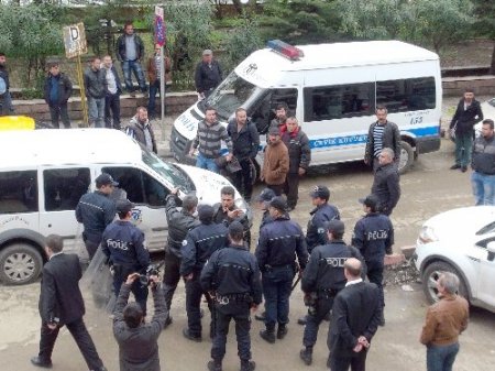 Erkek çocuğa cinsel istismar zanlılarına adliye önünde tekmeli saldırı