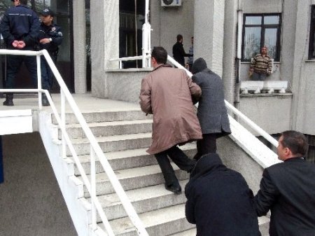 Erkek çocuğa cinsel istismar zanlılarına adliye önünde tekmeli saldırı