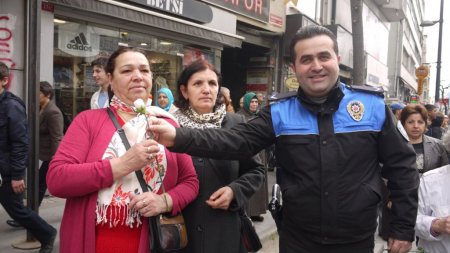 Erkekler, kadınlar için yürüdü