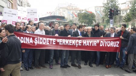 Erkekler, kadınlar için yürüdü