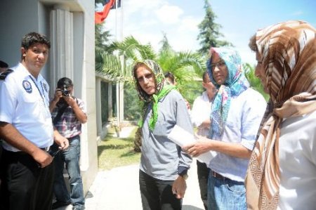 Erkekler Başörtüsü Takarak Yasağı Protesto Etti