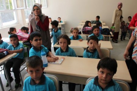 Erken dünyaya geldiği için 'yaşamaz' denilen minik Cansu, şimdi okullu oldu