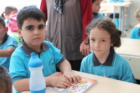 Erken dünyaya geldiği için 'yaşamaz' denilen minik Cansu, şimdi okullu oldu