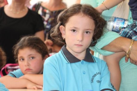 Erken dünyaya geldiği için 'yaşamaz' denilen minik Cansu, şimdi okullu oldu