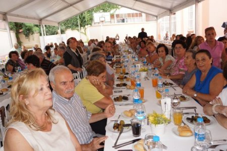 Ermeni Kilisesi'nde Bayram Yemeği