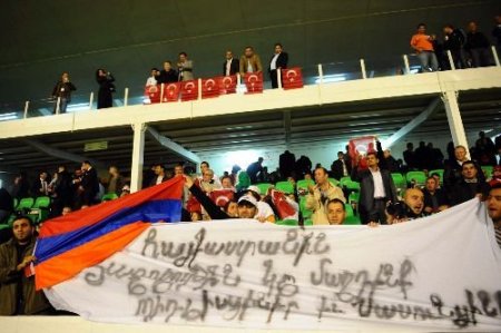 Ermeni Taraftarların Statta Açtığı Bayrak Tepkiye Neden Oldu