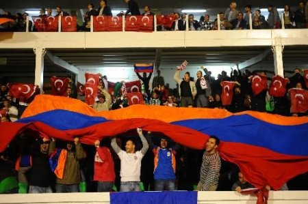 Ermeni Taraftarların Statta Açtığı Bayrak Tepkiye Neden Oldu