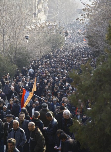 Ermenistan'da Muhalefet Özgürlük Meydanını İşgal Etti