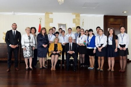 Eroğlu, Azerbaycanlı öğrencileri kabul etti