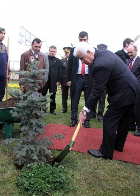 Eroğlu, Bursa Garnizon Komutanlığı bahçesine ağaç dikti
