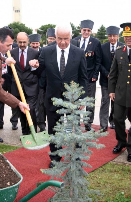 Eroğlu, Bursa Garnizon Komutanlığı bahçesine ağaç dikti