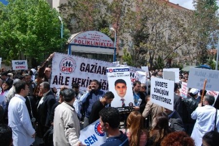 Ersin Arslan, adını taşıyan hastanenin önünde anıldı