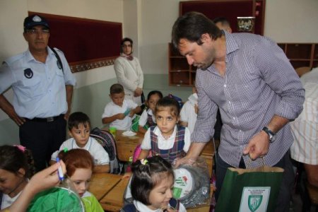 Ertuğrul Sağlam, öğrencilere kırtasiye malzemesi dağıttı