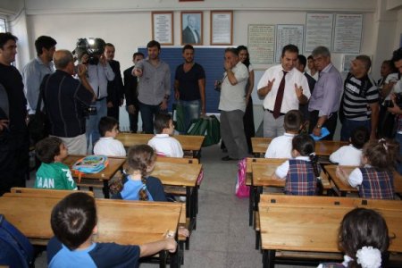 Ertuğrul Sağlam, öğrencilere kırtasiye malzemesi dağıttı