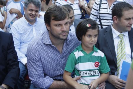 Ertuğrul Sağlam, öğrencilere kırtasiye malzemesi dağıttı