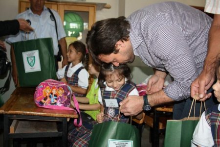 Ertuğrul Sağlam, öğrencilere kırtasiye malzemesi dağıttı