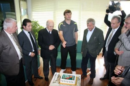 Ertuğrul Sağlam 41'ine Bastı, Doğum Günü Pastasını Başkan Yazıcı'nın Elinden Yedi