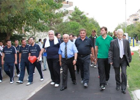 Ertuğrul Sağlam ve Bursasporlu futbolcular Kalp sağlığı için yürüdü