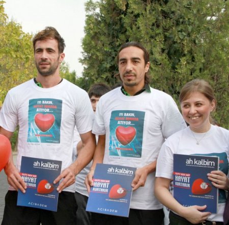 Ertuğrul Sağlam ve Bursasporlu futbolcular Kalp sağlığı için yürüdü