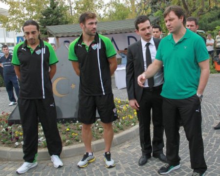 Ertuğrul Sağlam ve Bursasporlu futbolcular Kalp sağlığı için yürüdü