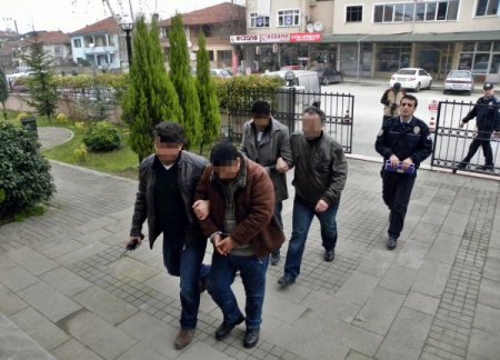 'Erzak verereceğiz' diyerek kandırdıkları yaşlıları soyan 2 şüpheli yakalandı
