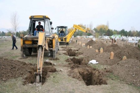 Erzincan Belediyesi, mezarlıklarda kış hazırlıklarını sürdürüyor