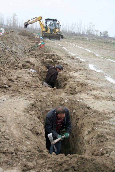 Erzincan Belediyesi, mezarlıklarda kış hazırlıklarını sürdürüyor