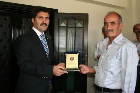Erzincan Belediyesi'nden Emekli Personele Plaket