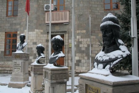 Erzincan beyaza büründü