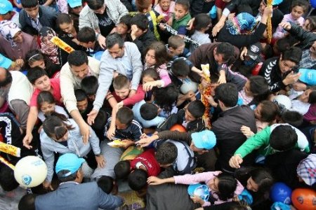 Erzincan İl Emniyet Müdürlüğü'nün uçurtma şenliğinde izdiham yaşandı