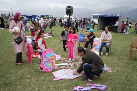Erzincan İl Emniyet Müdürlüğü'nün uçurtma şenliğinde izdiham yaşandı