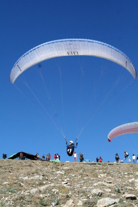 Erzincan semaları yamaç paraşütleri ile renklendi