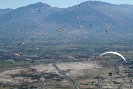 Erzincan semaları yamaç paraşütleri ile renklendi
