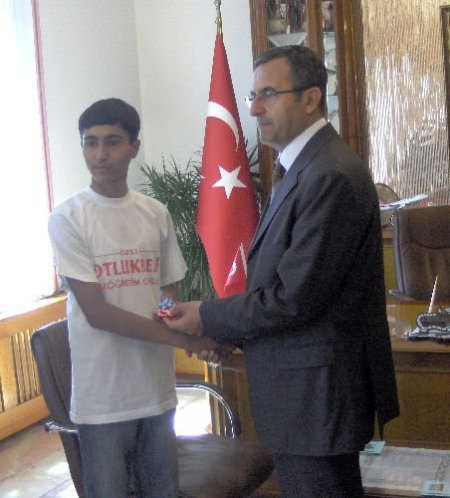 Erzincan Valisi, Sbs'de Doğu Anadolu Biricisi Ve Türkiye Sekizincisi Olan Yumuk'u Ödüllendirdi