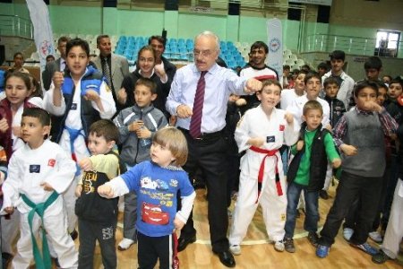 Erzincan Valisi gençlerle tekvando yaptı