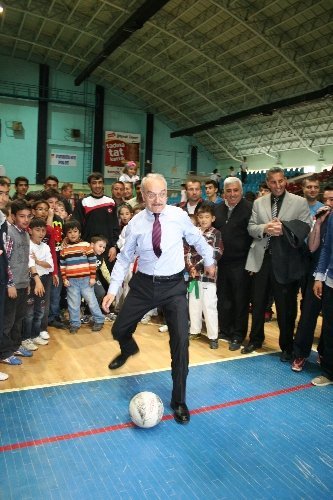 Erzincan Valisi gençlerle tekvando yaptı