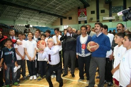 Erzincan Valisi gençlerle tekvando yaptı