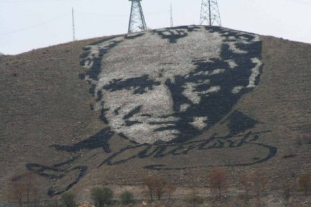 Erzincan'a 30 yıl önce yapılan dev Atatürk portresi görenleri heyecanlandırıyor