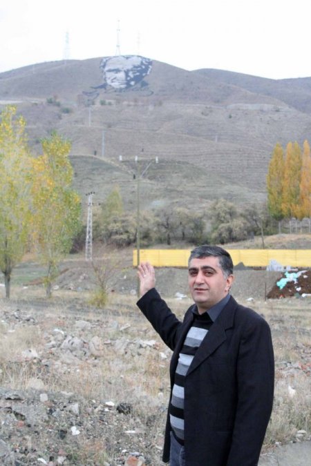 Erzincan'a 30 yıl önce yapılan dev Atatürk portresi görenleri heyecanlandırıyor
