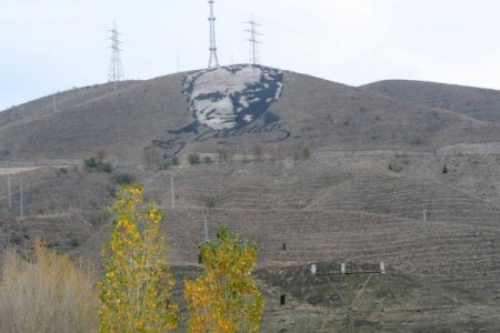 Erzincan'a 30 yıl önce yapılan dev Atatürk portresi görenleri heyecanlandırıyor