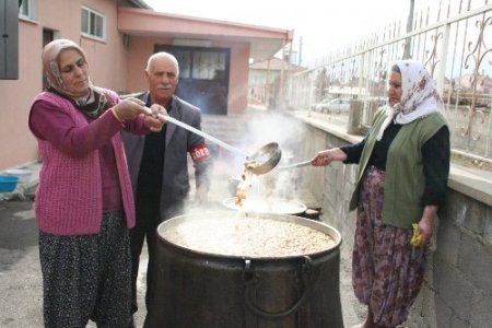 Erzincan'da 10 Bin Kişiye Aşure Dağıtıldı