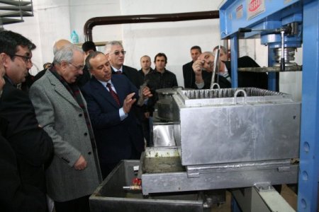 Erzincan'da bal mumu sıkma ve petek basma tesisi açıldı