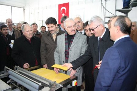 Erzincan'da bal mumu sıkma ve petek basma tesisi açıldı