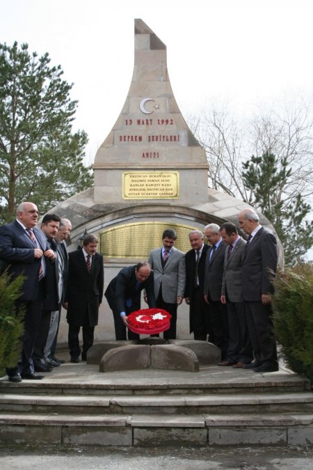 Erzincan'da deprem şehitleri anıldı